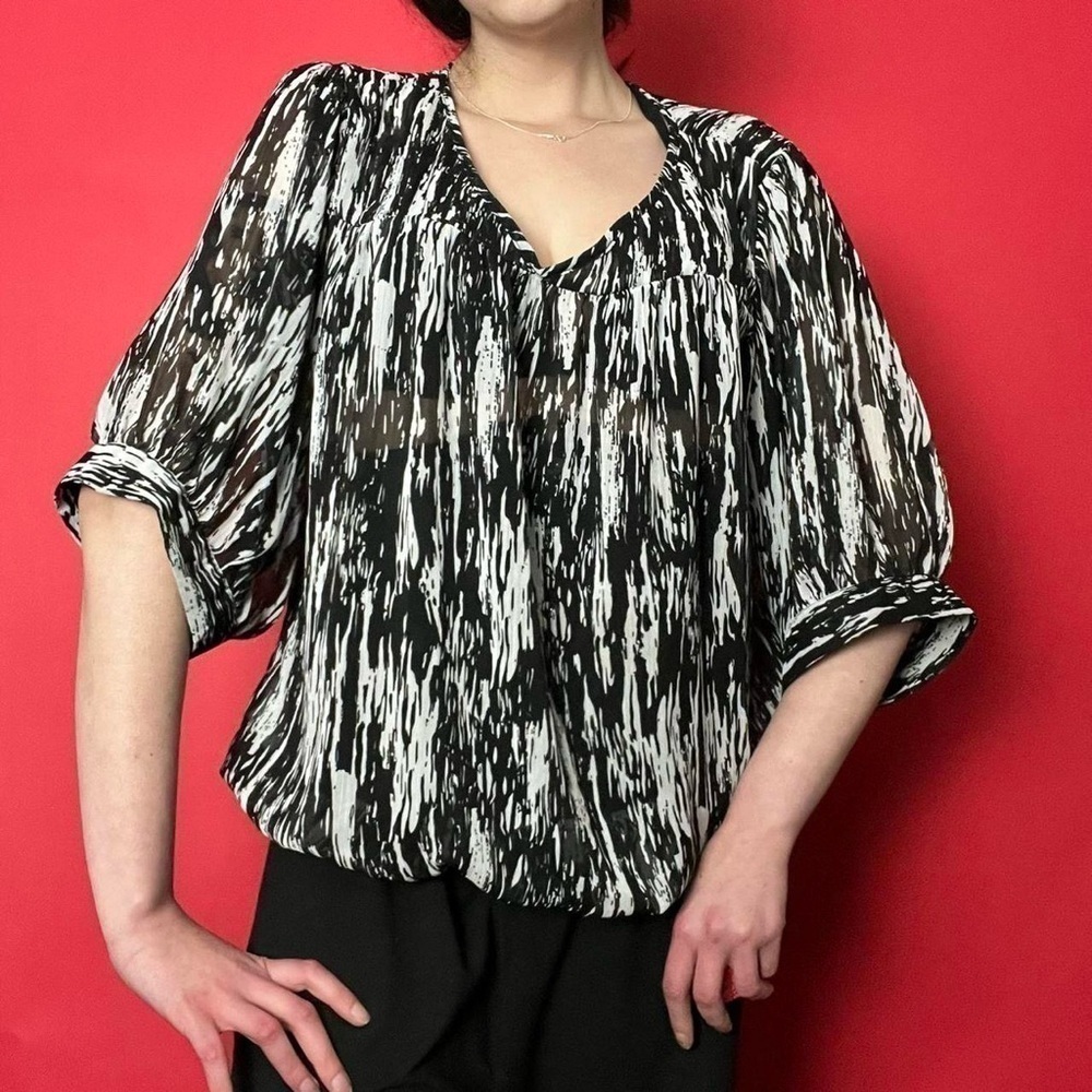 Loose flowy abstract shirt ๐ค๐คโโโโโโโโโโโโโโโโ - Picture 4 of 5